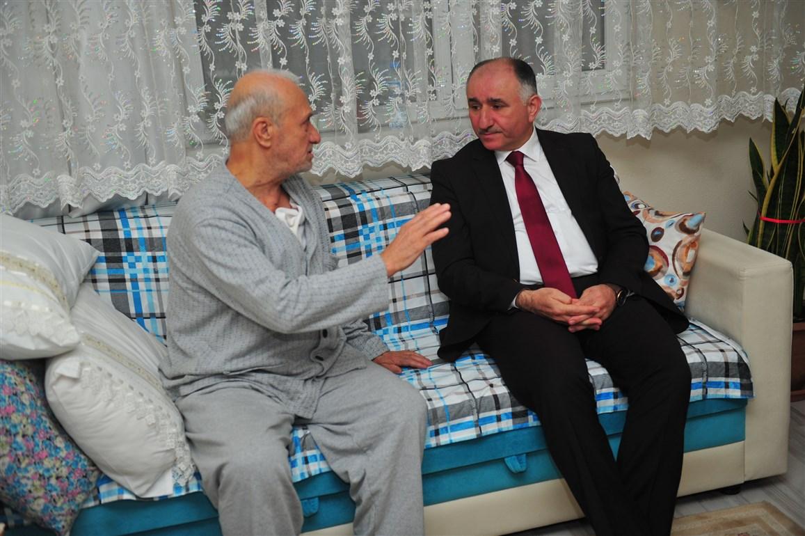 BAŞKAN EVDE TEMİZLİK HİZMETİ ALAN AİLELERİ ZİYARET ETTİ 