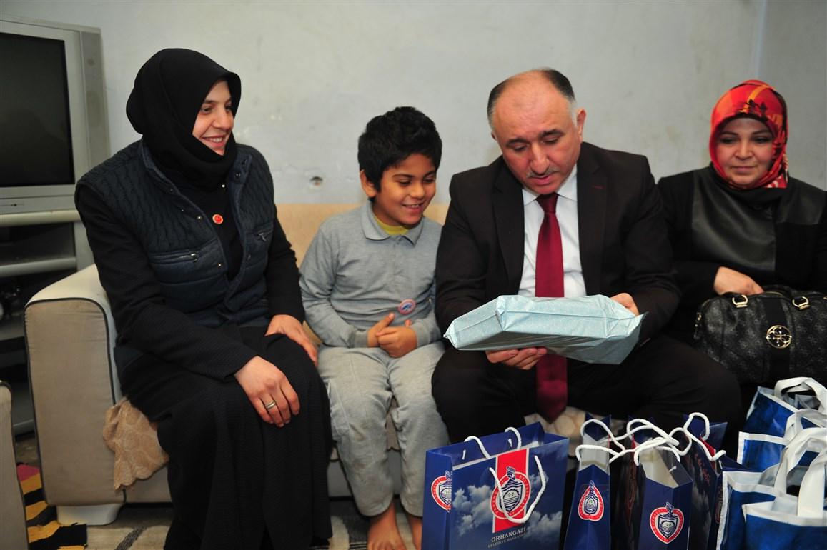 ÇAĞLAYAN ÇOCUKLARA VERDİĞİ HEDİYE SÖZÜNÜ TUTTU 