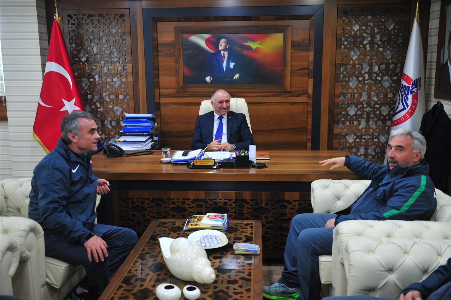 BAŞKAN ÇAĞLAYAN EFSANE TEKNİK DİREKTÖRÜ AĞIRLADI 