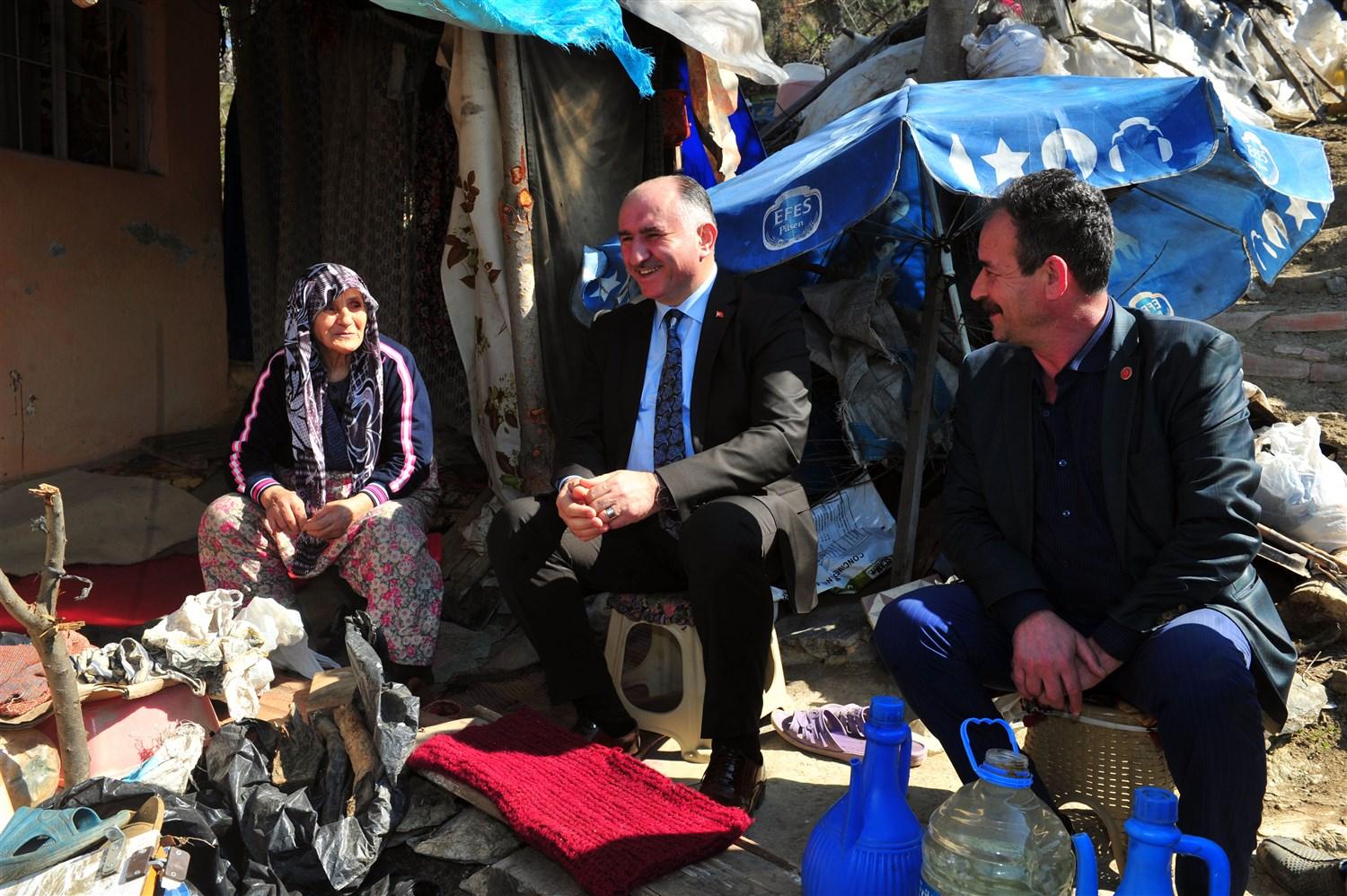 YAŞLI KADINLAR YOL VE MERDİVEN TALEBİNDE BULUNDU, BAŞKAN ÇAĞLAYAN İNCELEME YAPIP TALİMAT VERDİ 
