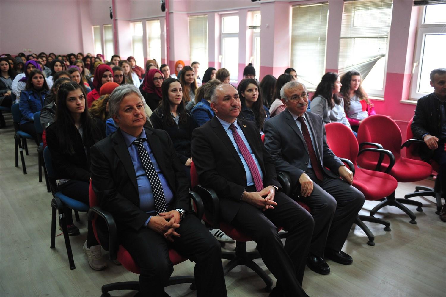 BAŞKAN ÇAĞLAYAN ÖĞRENCİLERLE BİRLİKTE SEMİNERDE 