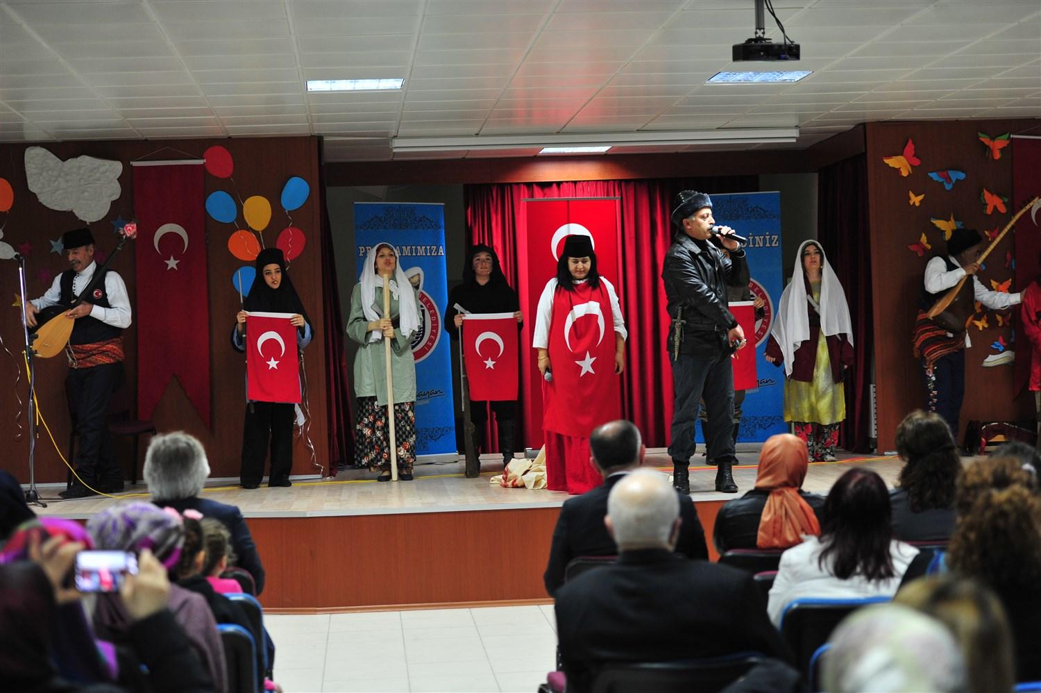 93 HARBİNDEN 15 TEMMUZ'A KAHRAMAN TÜRK KADINLARI TİYATROSU DUYGULANDIRDI 