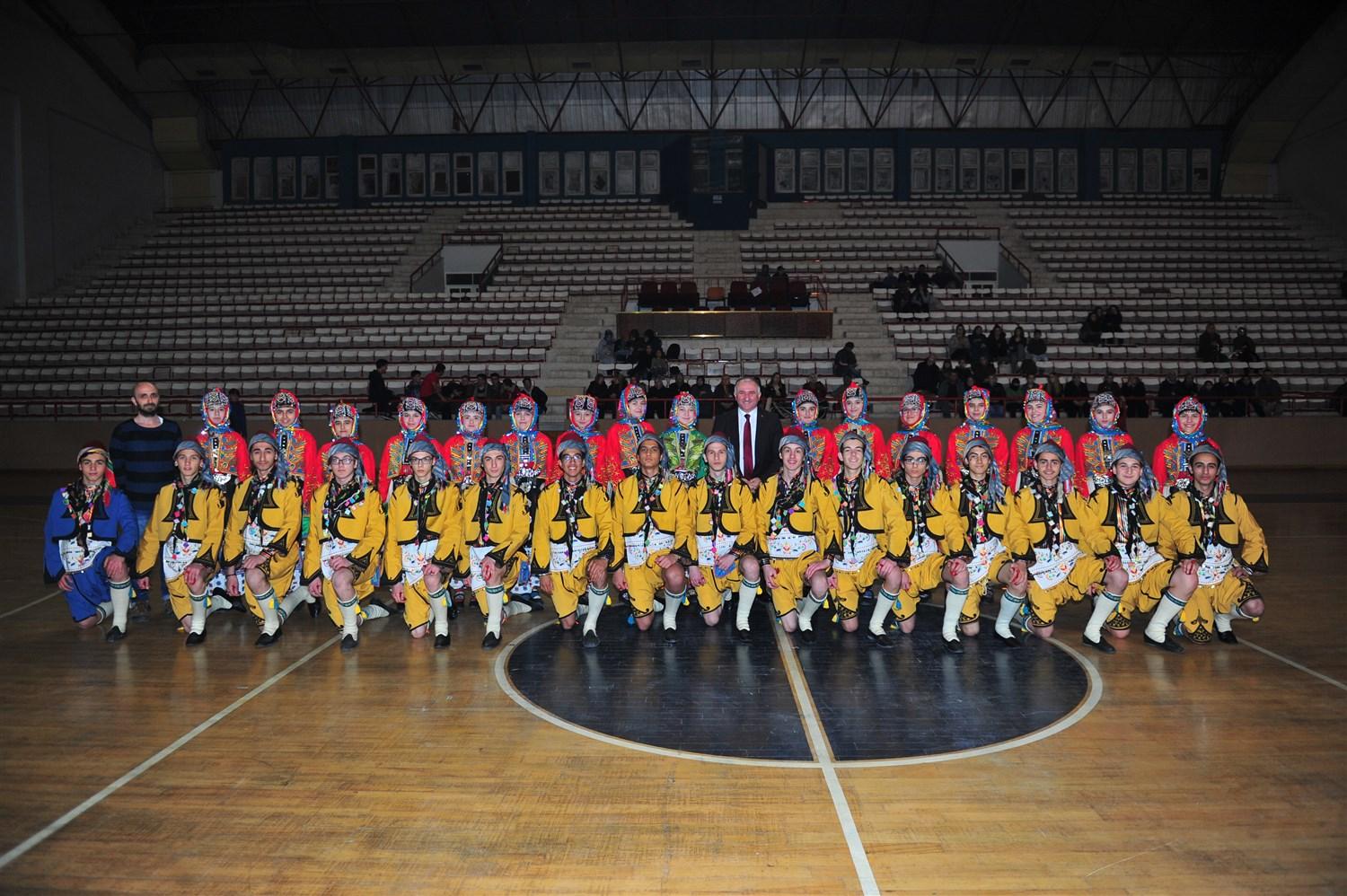 ÇAĞLAYAN BÜYÜK YARIŞMAYA HAZIRLANAN HALKOYUNLARI GRUBUNA MORAL VERDİ 