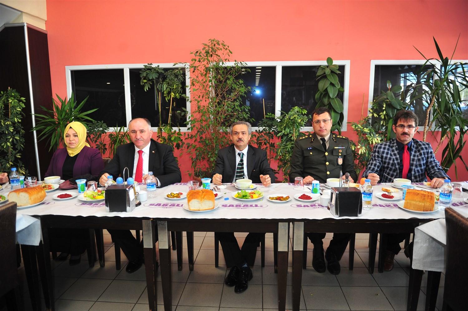 BAŞKAN ÇAĞLAYAN ŞEHİT AİLELERİ VE GAZİLERLE YEMEKTE BULUŞTU 