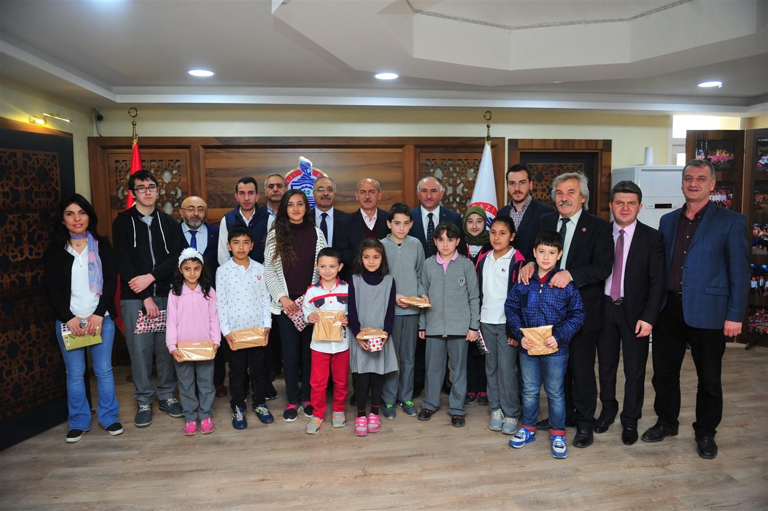 BAŞKAN ÇAĞLAYAN EN ÇOK KİTAP OKUYANLARI ÖDÜLLENDİRDİ 