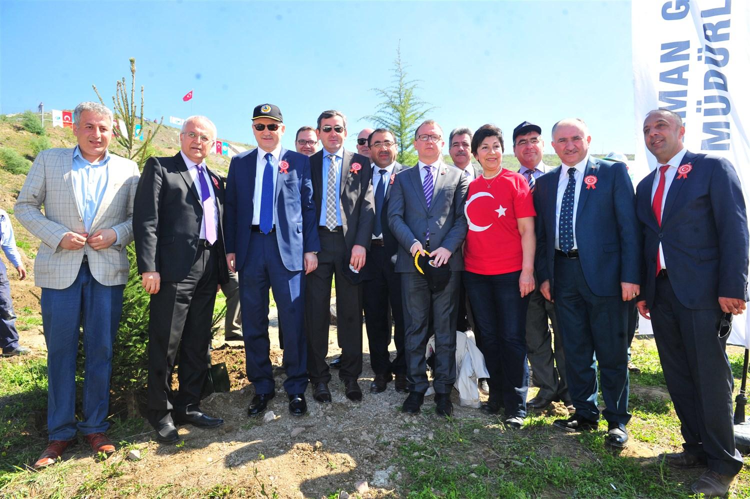 15 TEMMUZ ŞEHİTLERİ ANISINA FİDANLAR TOPRAKLA BULUŞTU 