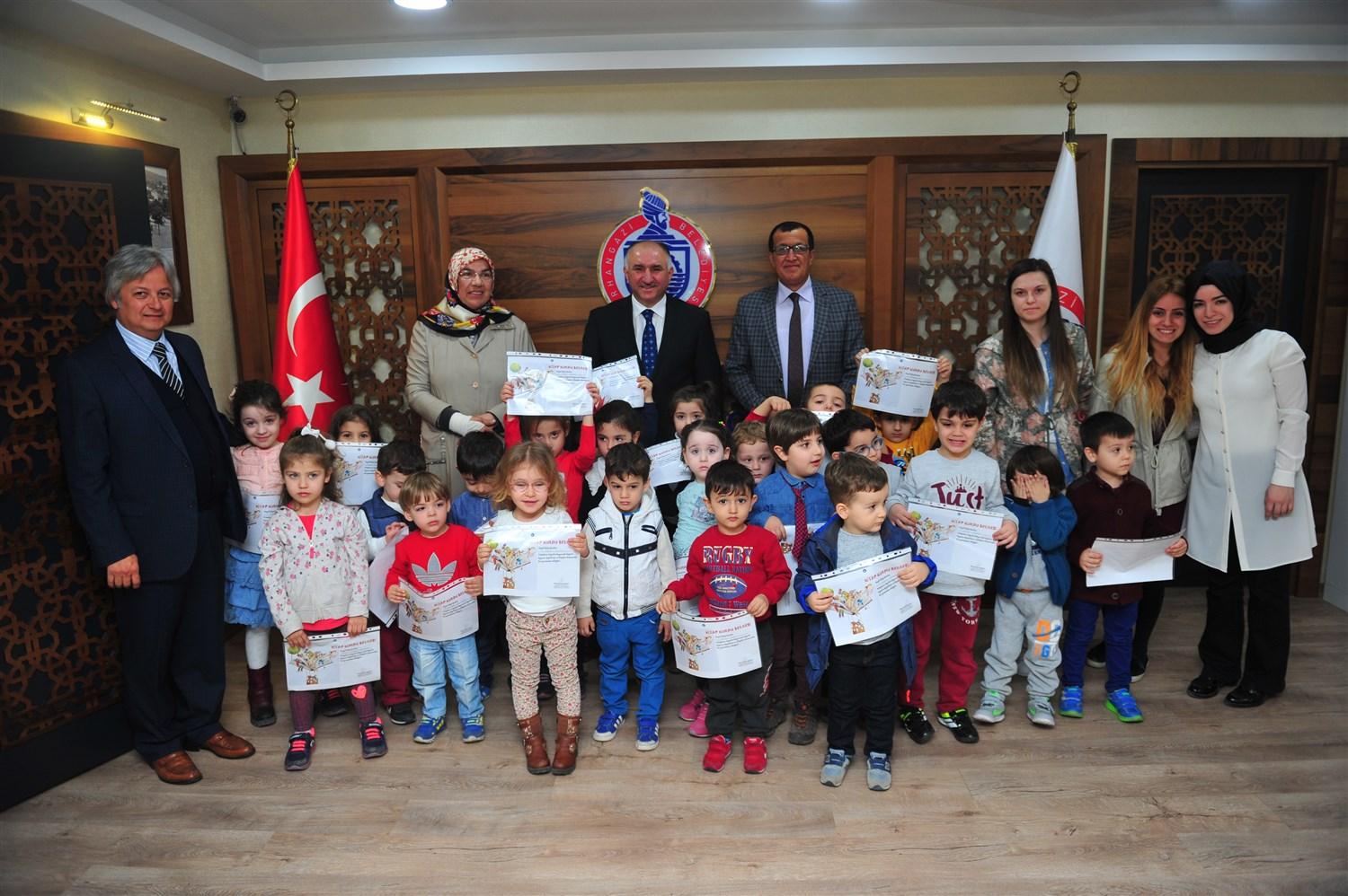 MİNİKLERDEN BAŞKAN ÇAĞLAYAN'A KÜTÜPHANELER HAFTASI HEDİYESİ 