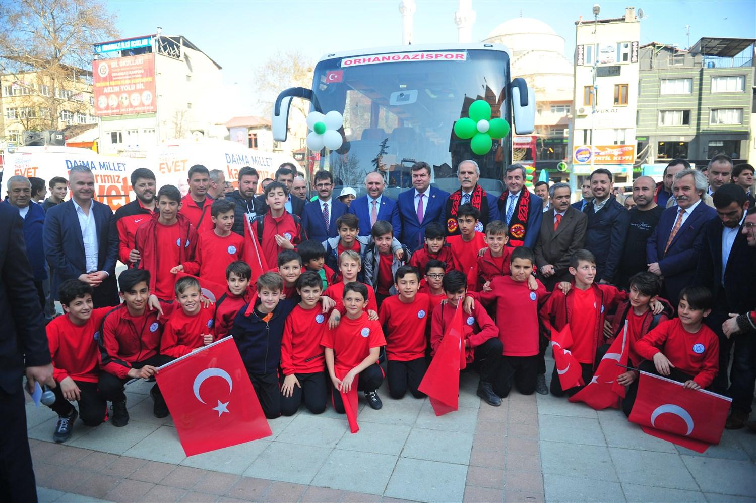 BÜYÜKŞEHİR BELEDİYESİNDEN ORHANGAZİSPOR'A OTOBÜS HEDİYE 
