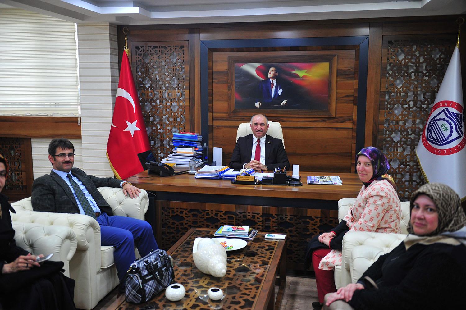 BAŞKAN ÇAĞLAYAN MİLLETVEKİLİ GÖZGEÇ'LE EVET STANTINI ZİYARET ETTİ 