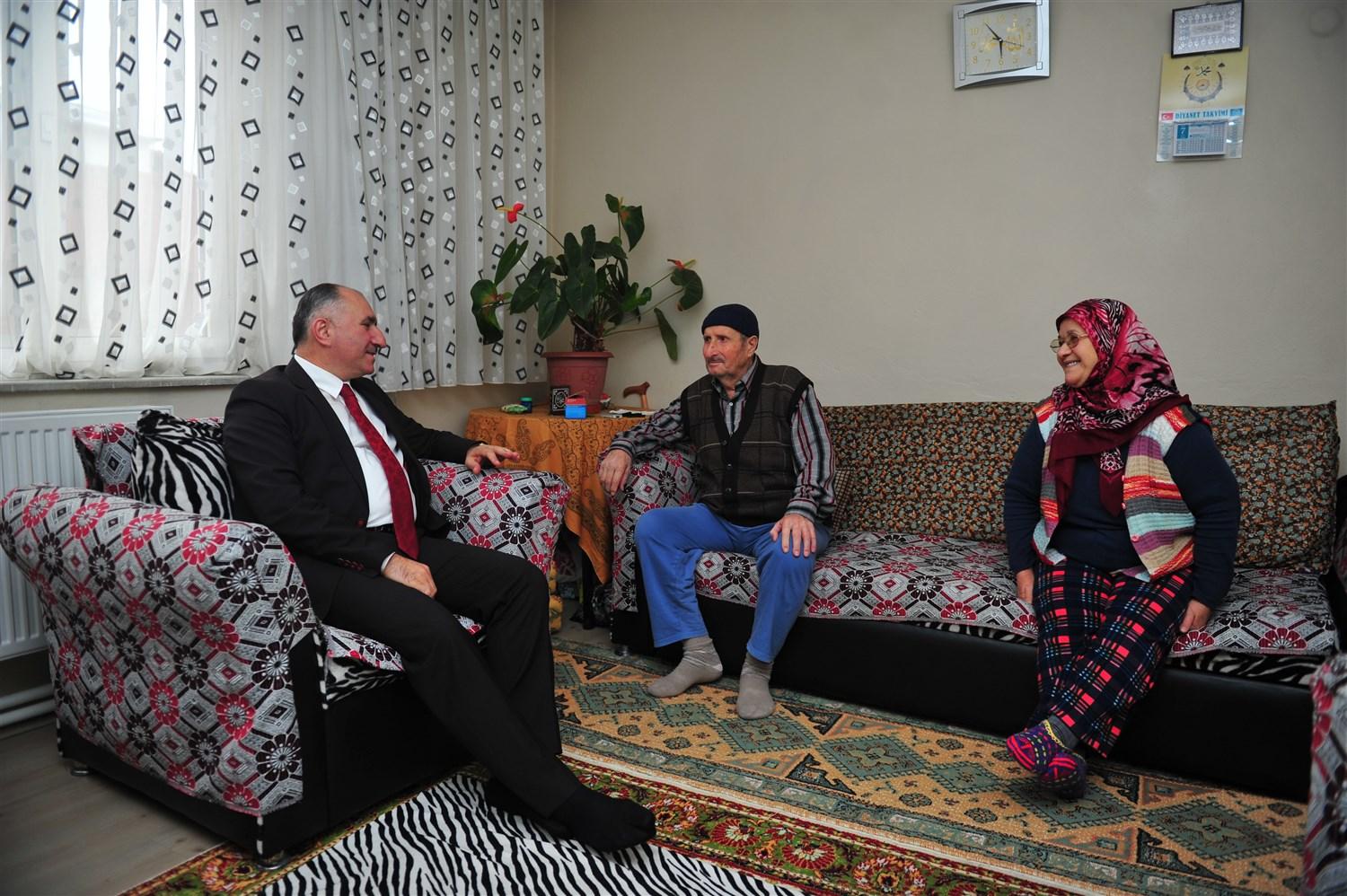 BAŞKAN ÇAĞLAYAN'DAN HASTALARI ZİYARET ETTİ 