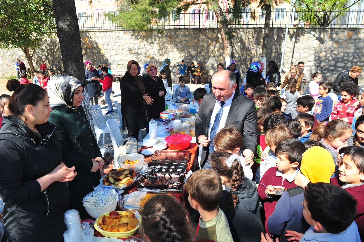 BAŞKAN ÇAĞLAYAN ALİTEKİN KERMESİNİ ZİYARET ETTİ 