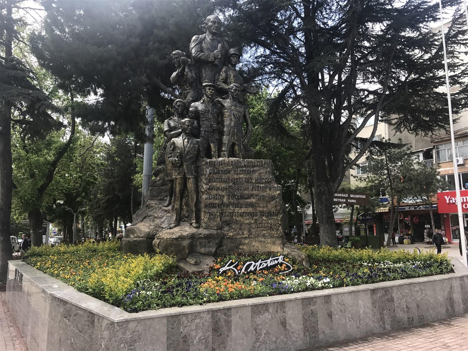 ATATÜRK HEYKELİ ÇEVRE DÜZENLEMESİ TAMAMLANDI 