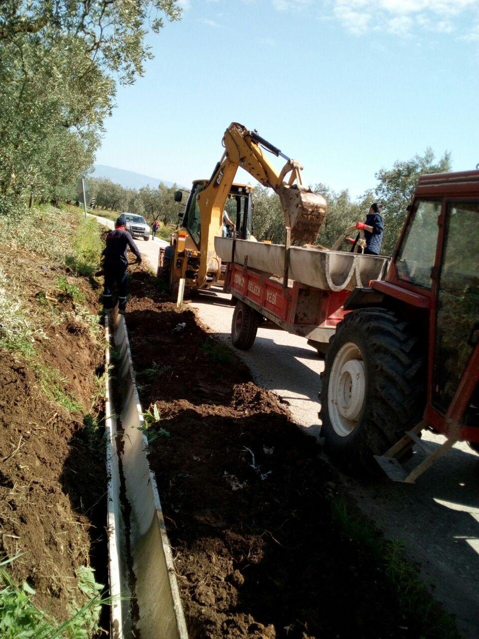 YENİ GÜRLE'DE GİRİŞ YOLUNDAKİ SU KANALLARI YENİLENİYOR 