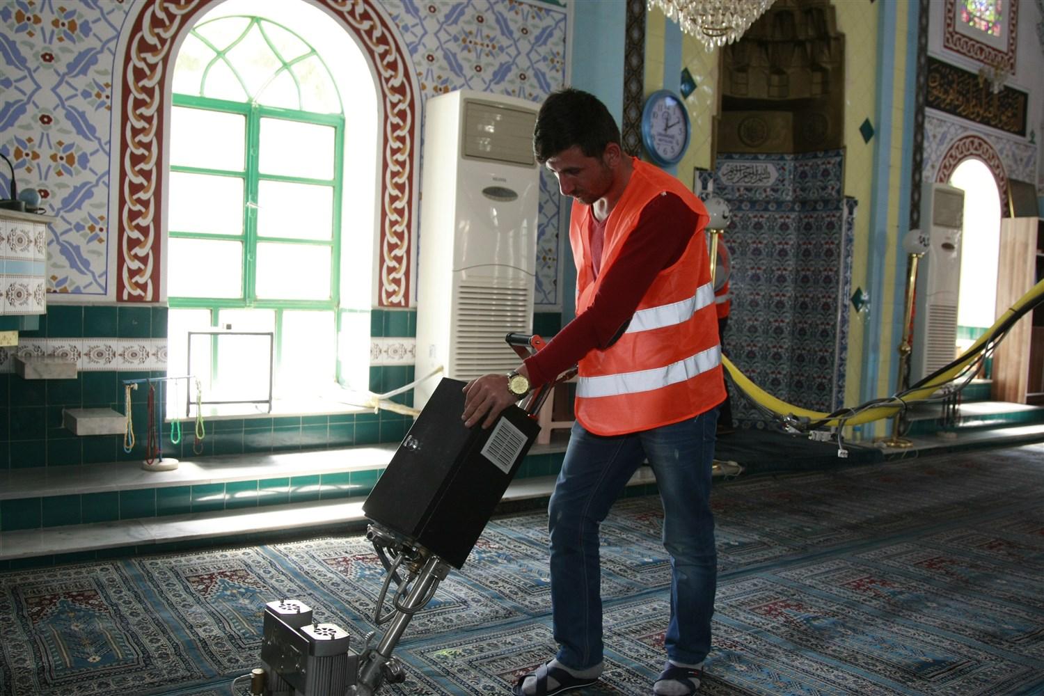 BELEDİYE EKİPLERİ RAMAZAN ÖNCESİ CAMİLERİ TEPEDEN TIRNAĞA TEMİZLİYOR 