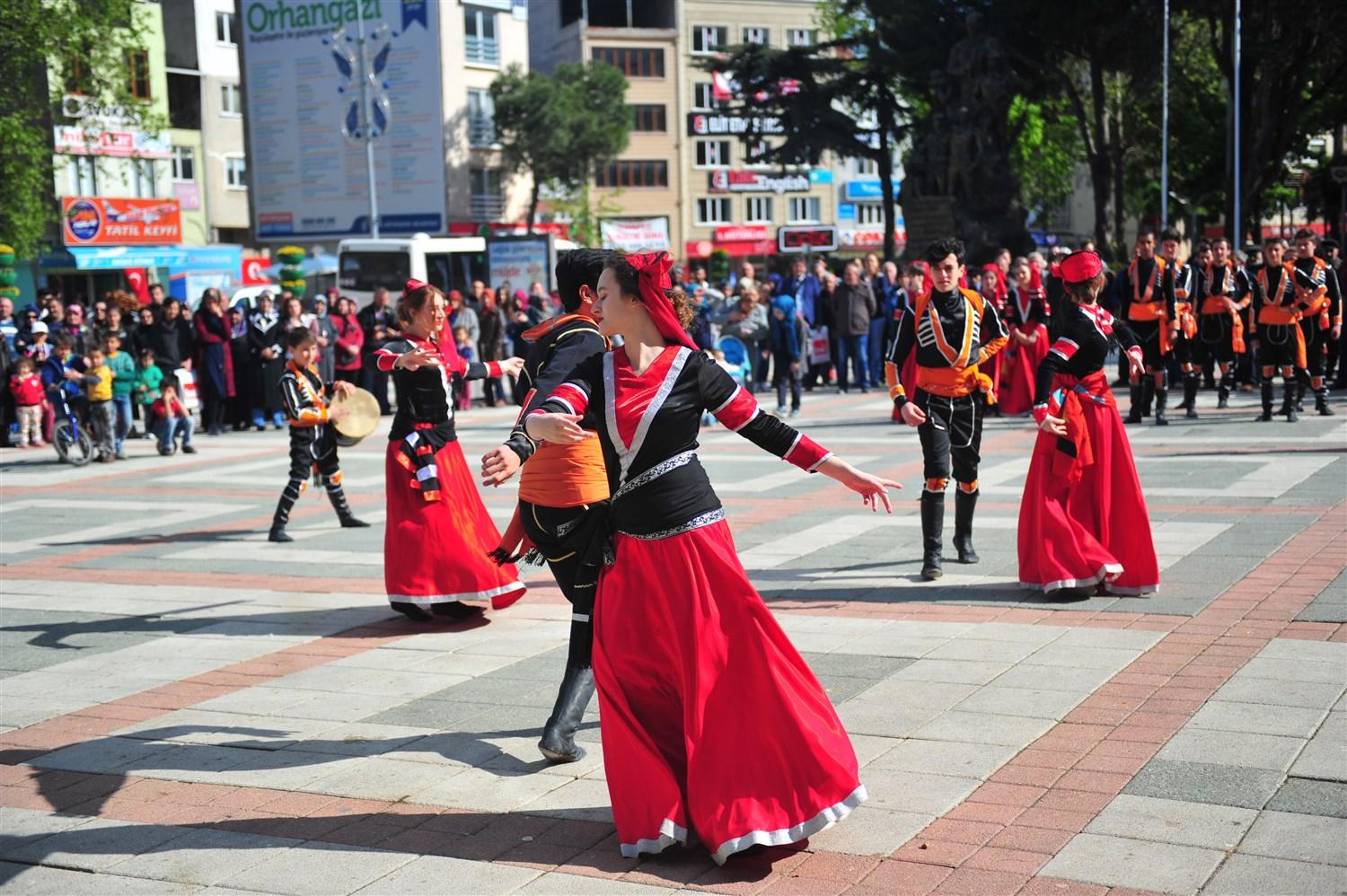 CUMHURİYET ALANI'NDA HALKOYUNLARI COŞKUSU 