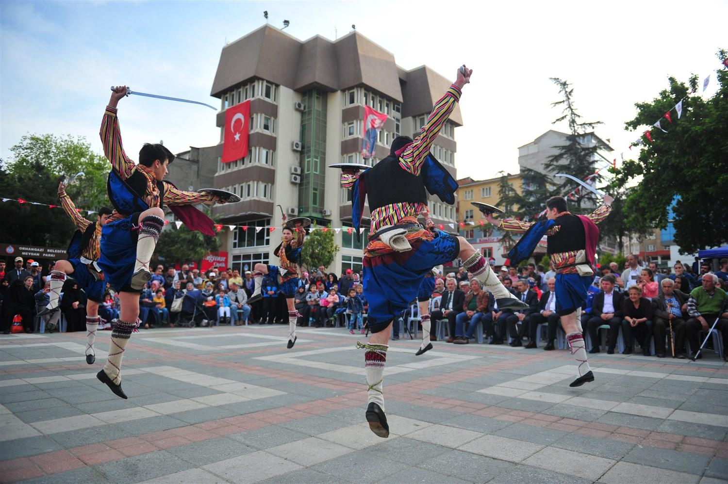 HALKOYUNLARI GÖSTERİLERİ ALANI ŞENLENDİRDİ 