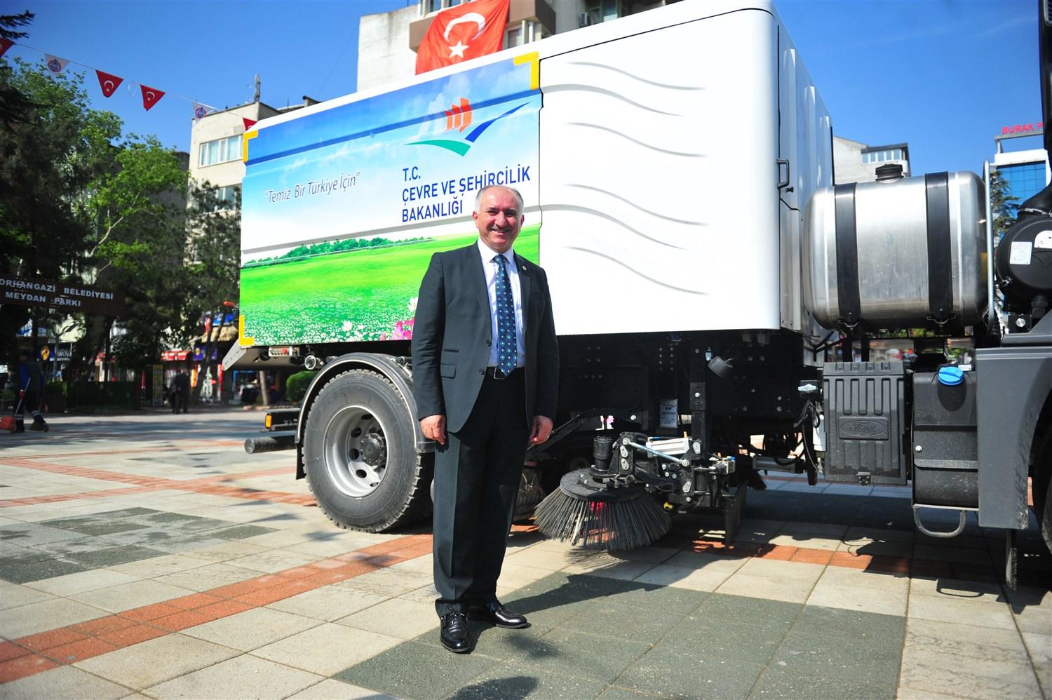 ÇEVRE VE ŞEHİRCİLİK BAKANLIĞININ HİBE ETTİĞİ YENİ SÜPÜRGE ARACI HİZMETTE 