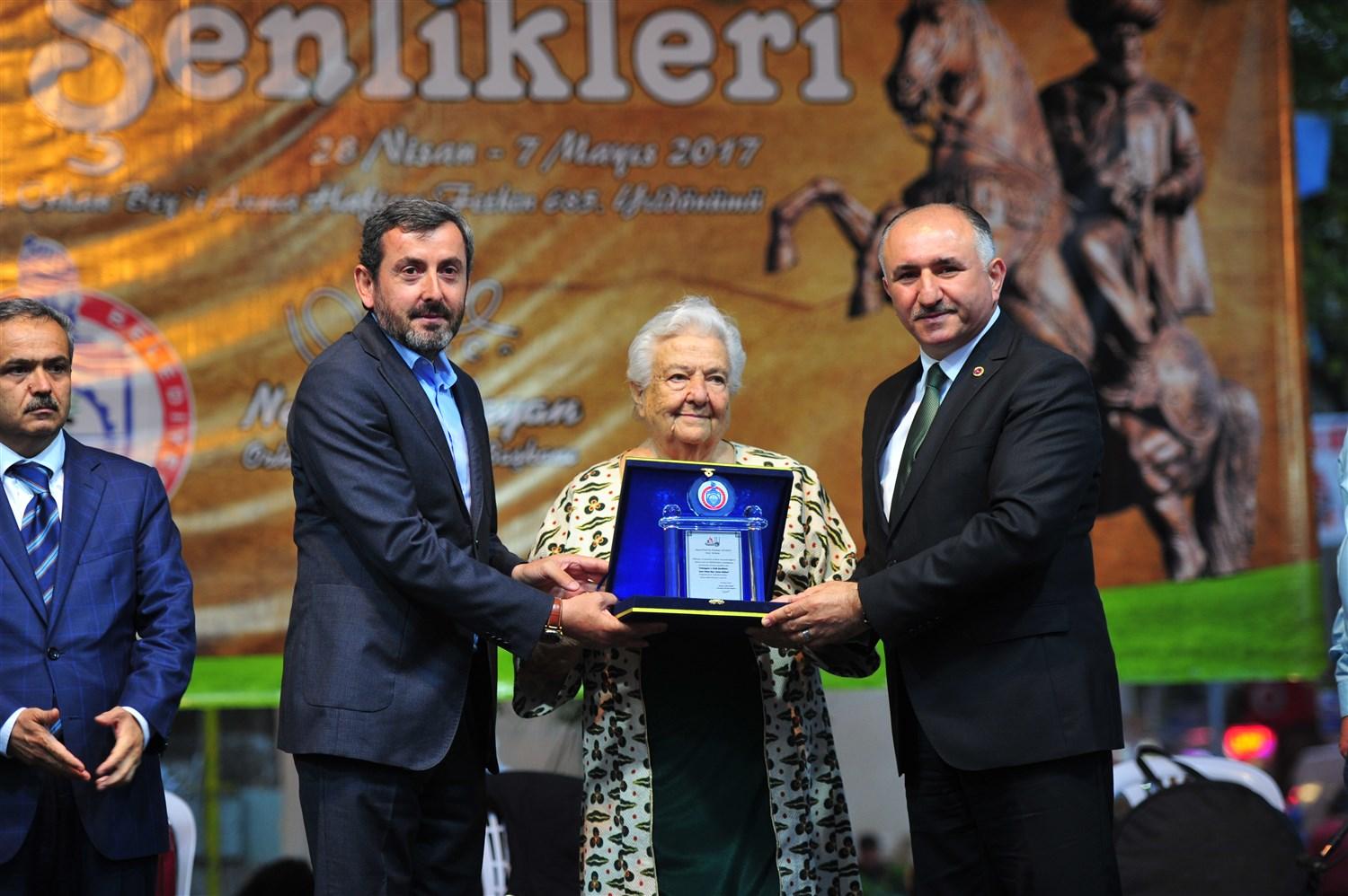 NEŞET ÇAĞLAYAN'DAN PROF.DR.NURHAN ATASOY'A ŞÜKRAN PLAKETİ TAKTİM ETTİ 