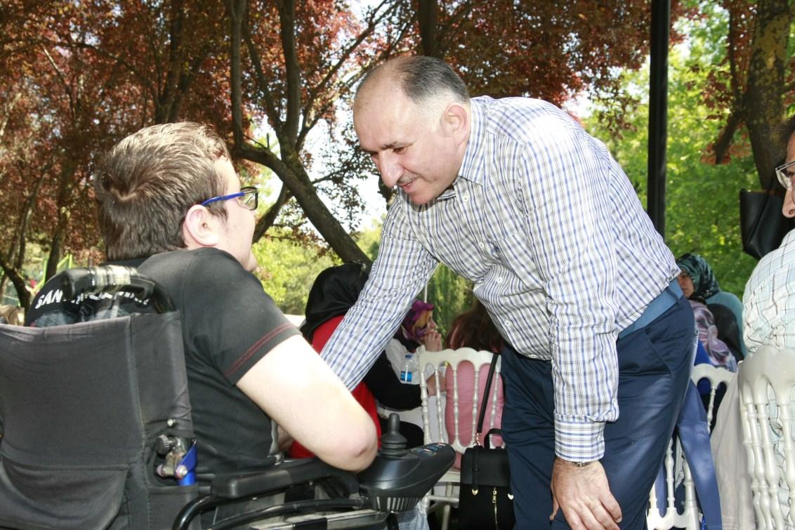 BAŞKAN ENGELLİ AİLELERİ KAHVALTIDA AĞIRLADI 