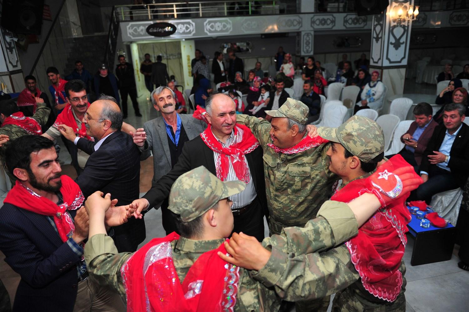 ENGELLİ ASKER ADAYLARI BELEDİYENİN DÜZENLEDİĞİ KINA GECESİNDE BÜYÜK COŞKU YAŞADI 