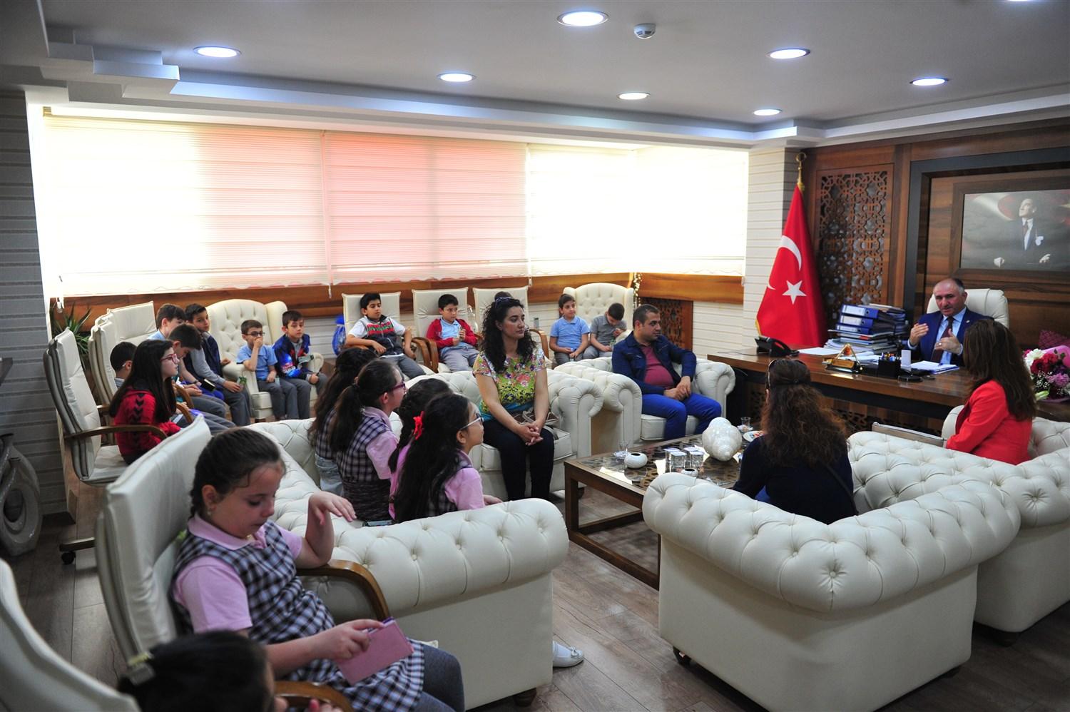 MİNİKLER BAŞKAN ÇAĞLAYAN'I SORU YAĞMURUNA TUTTU 