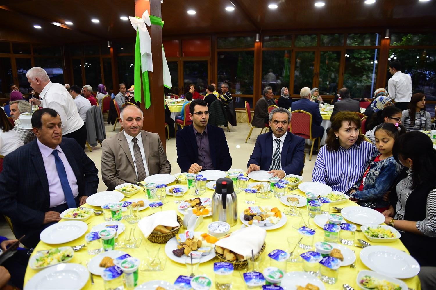 BAŞKAN ÇAĞLAYAN ŞEHİT AİLELERİ VE GAZİLERLE İFTARDA BULUŞTU 