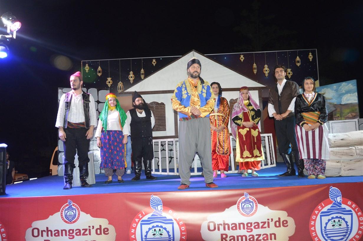 HEY ONBEŞLİ TİYATRO OYUNU BÜYÜK BEĞENİ TOPLADI 