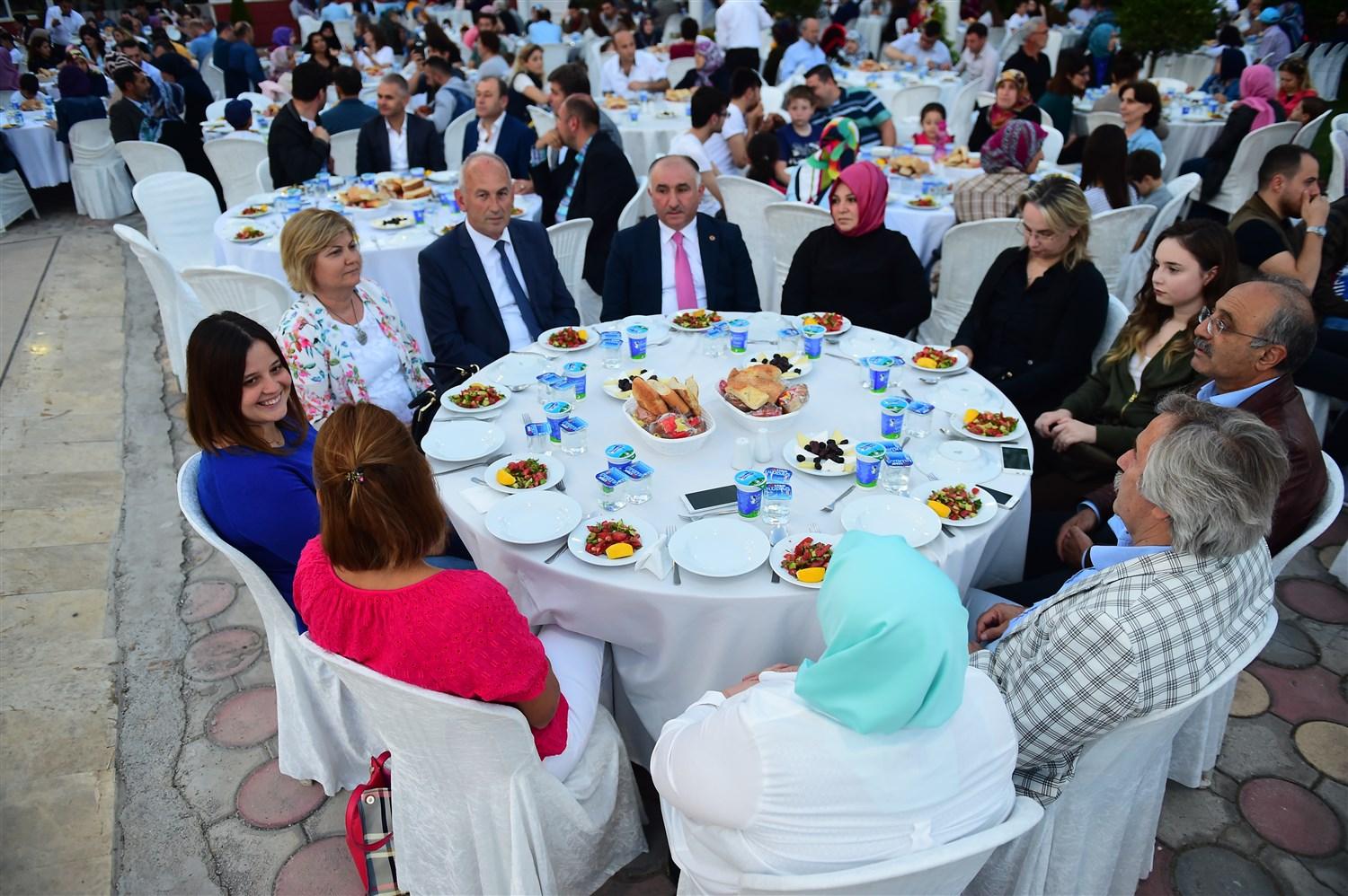 BAŞKAN ÇAĞLAYAN BELEDİYE PERSONELİ İLE İFTAR SOFRASINDA BİR ARAYA GELDİ 