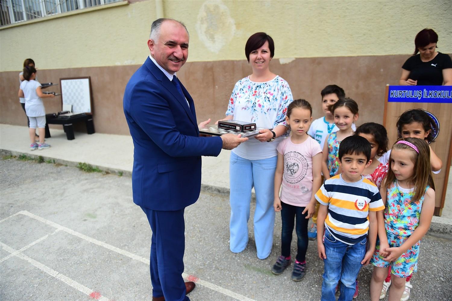 BAŞKAN ÇAĞLAYAN ÇEVRECİ MİNİKLERİ ÖDÜLLENDİRDİ 