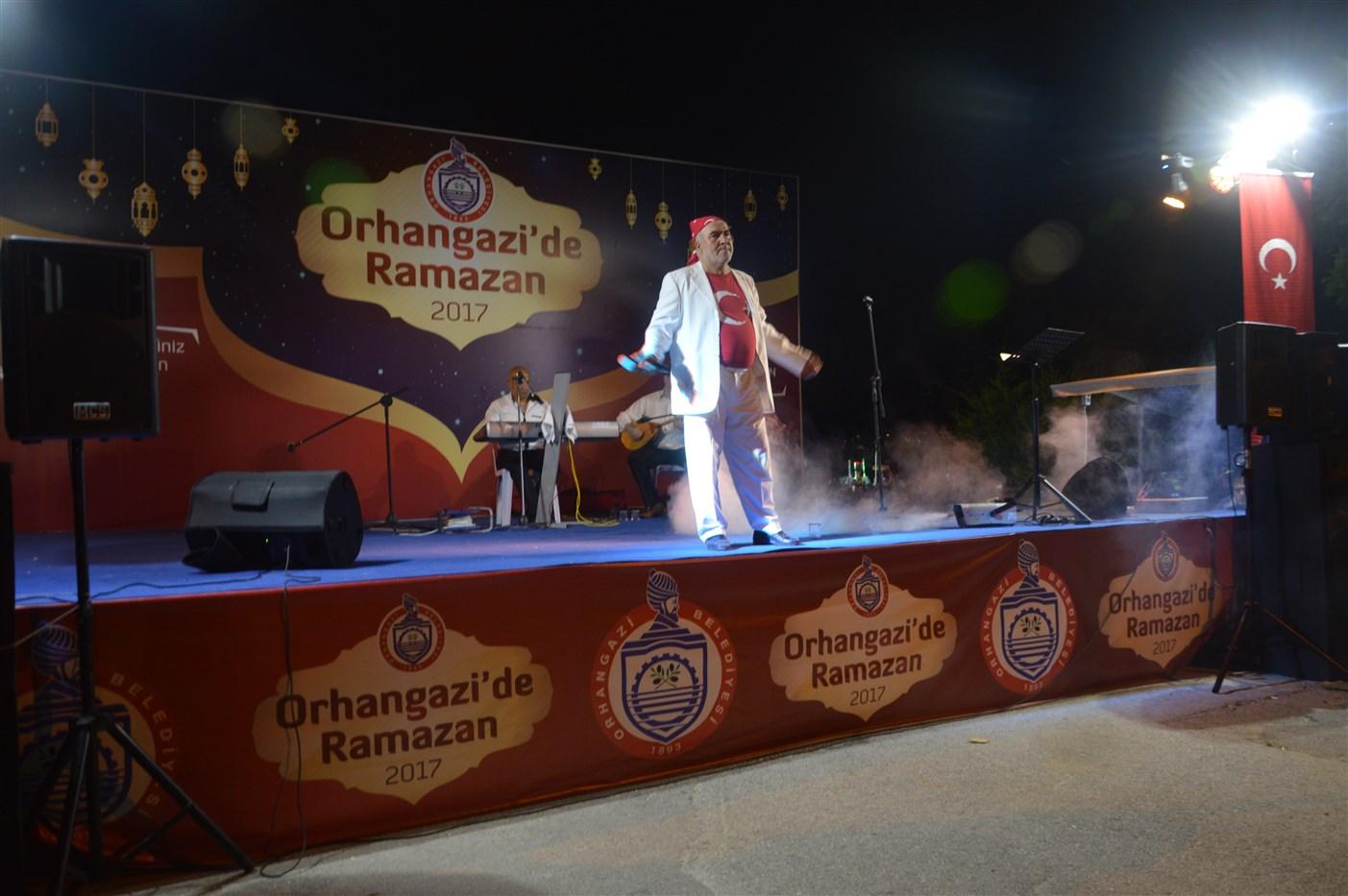 RAMAZAN TOPRAK RAMAZAN SOKAĞINDA SAHNE ALDI 