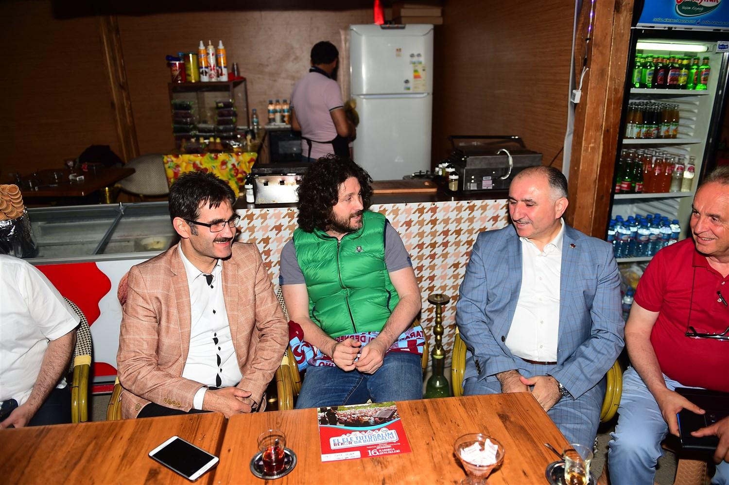 ESKİ MİLLİ FUTBOLCU FATİH TEKKE RAMAZAN SOKAĞI'NIN MİSAFİRİ OLDU 