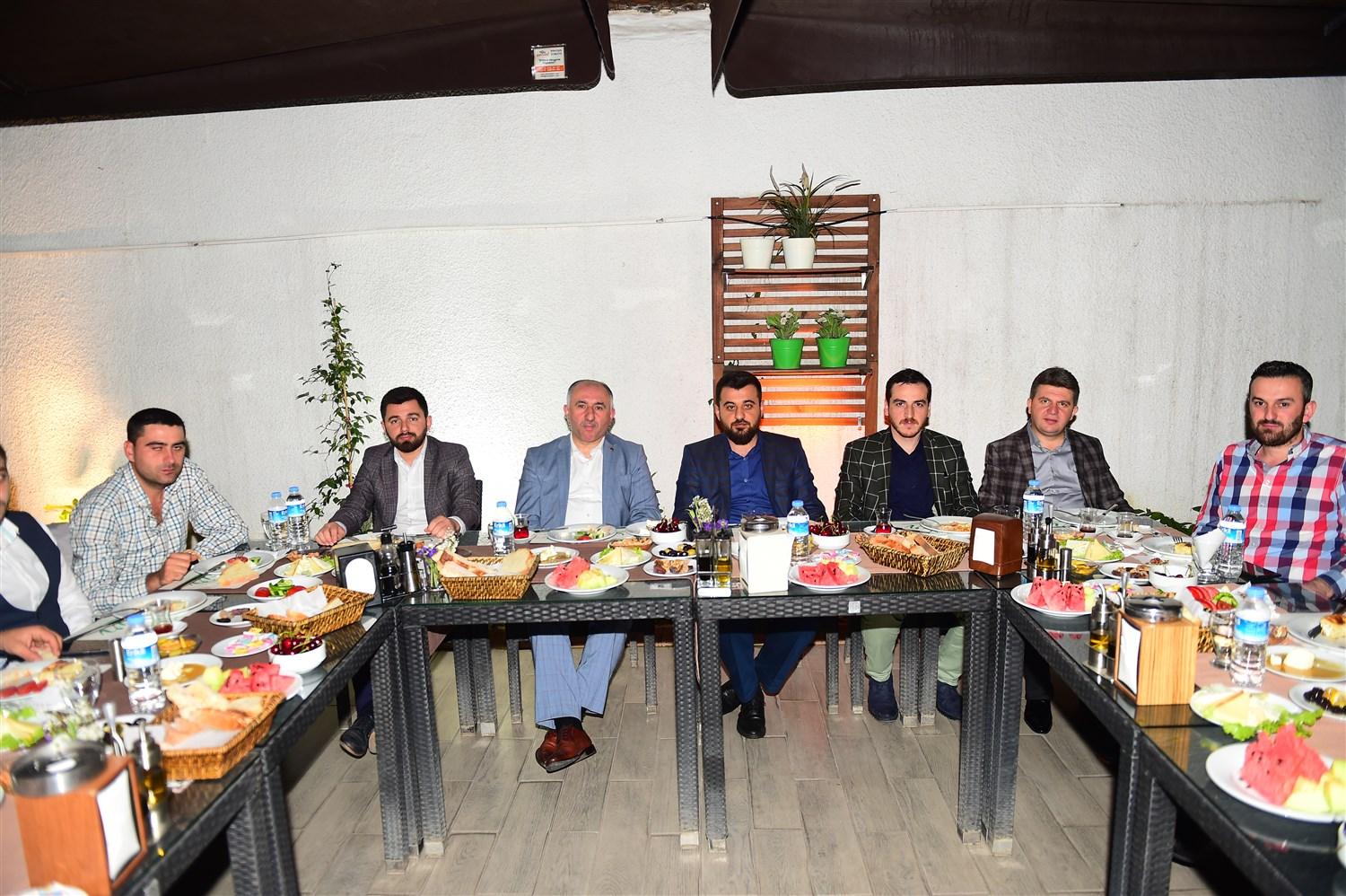 BAŞKAN ÇAĞLAYAN AK PARTİ BURSA, ORHANGAZİ VE İZNİK GENÇLİK KOLLARI İLE SAHUR PROGRAMINDA BULUŞTU 