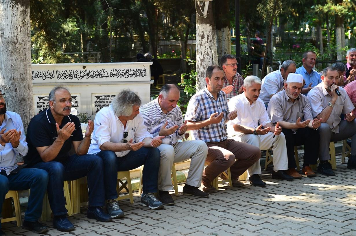 MEZARLIKTA ARİFE DUASI VE KURAN-I KERİM OKUNDU, 20 BİN ADET ÇİÇEK DAĞITILDI 