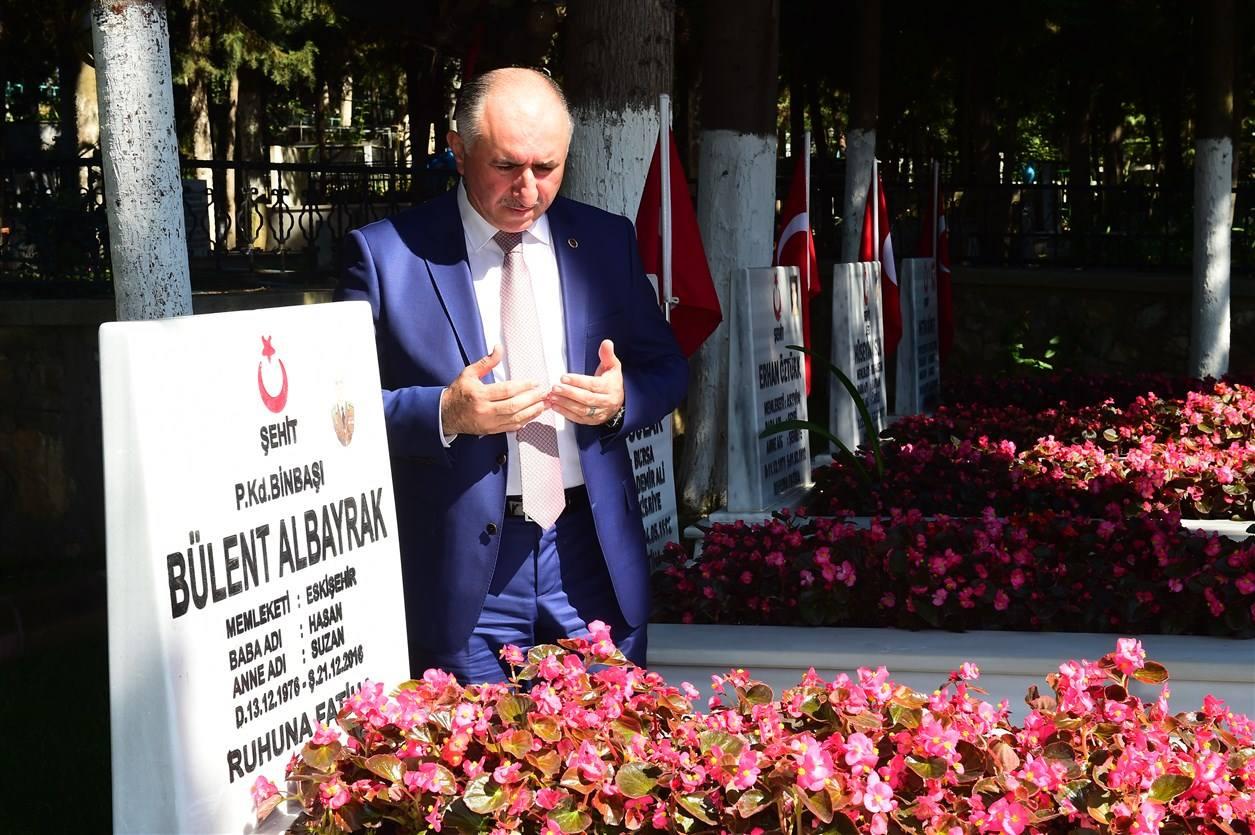 BAŞKAN ÇAĞLAYAN BAYRAMIN İLK GÜNÜNE ŞEHİTLİK VE MEZARLIK ZİYARETİ İLE BAŞLADI 