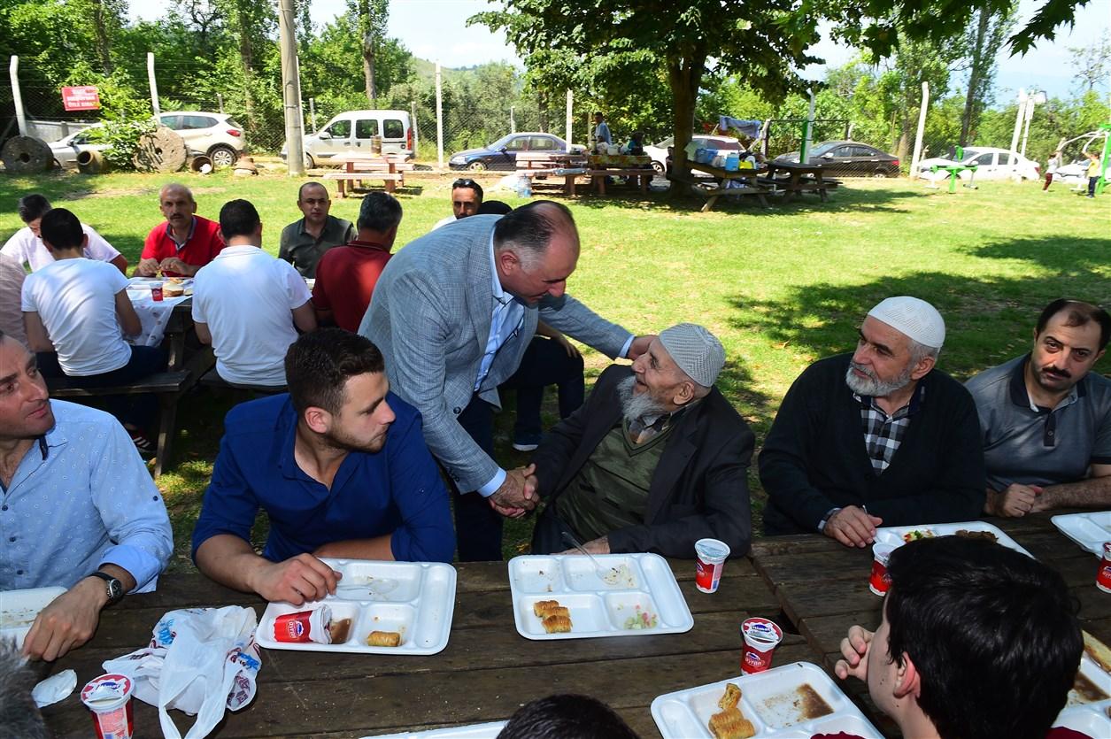 BAŞKAN ÇAĞLAYAN AYAZMA'DA PİKNİK YAPAN VATANDAŞLARLA BAYRAMLAŞTI 