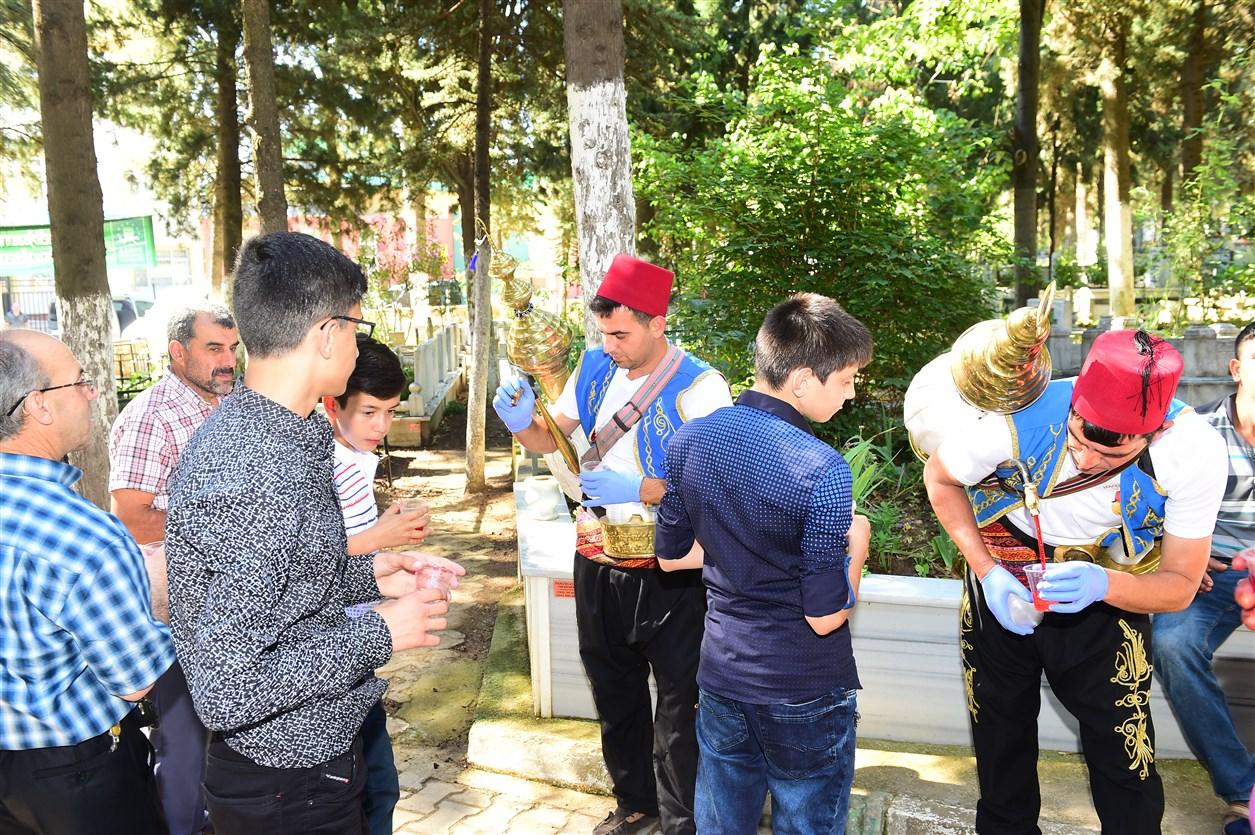 BAYRAM SABAHI MEZARLIKTA OSMANLI ŞERBETİ İKRAMI 