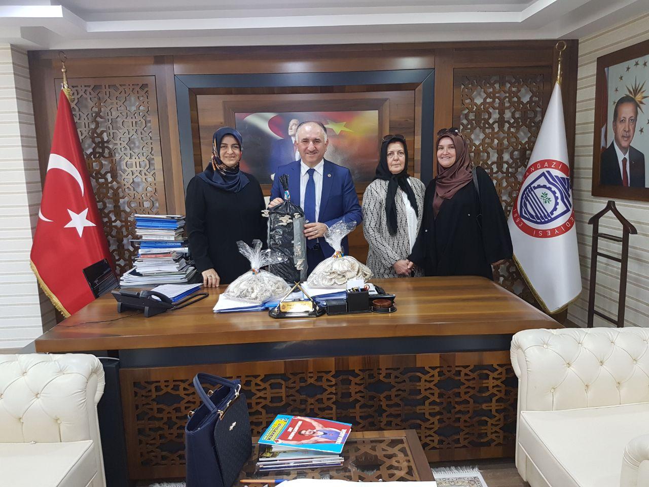 GİRİŞİMCİ KADIN ÇİFTÇİLER BAŞKAN ÇAĞLAYAN'I ZİYARET ETTİ 