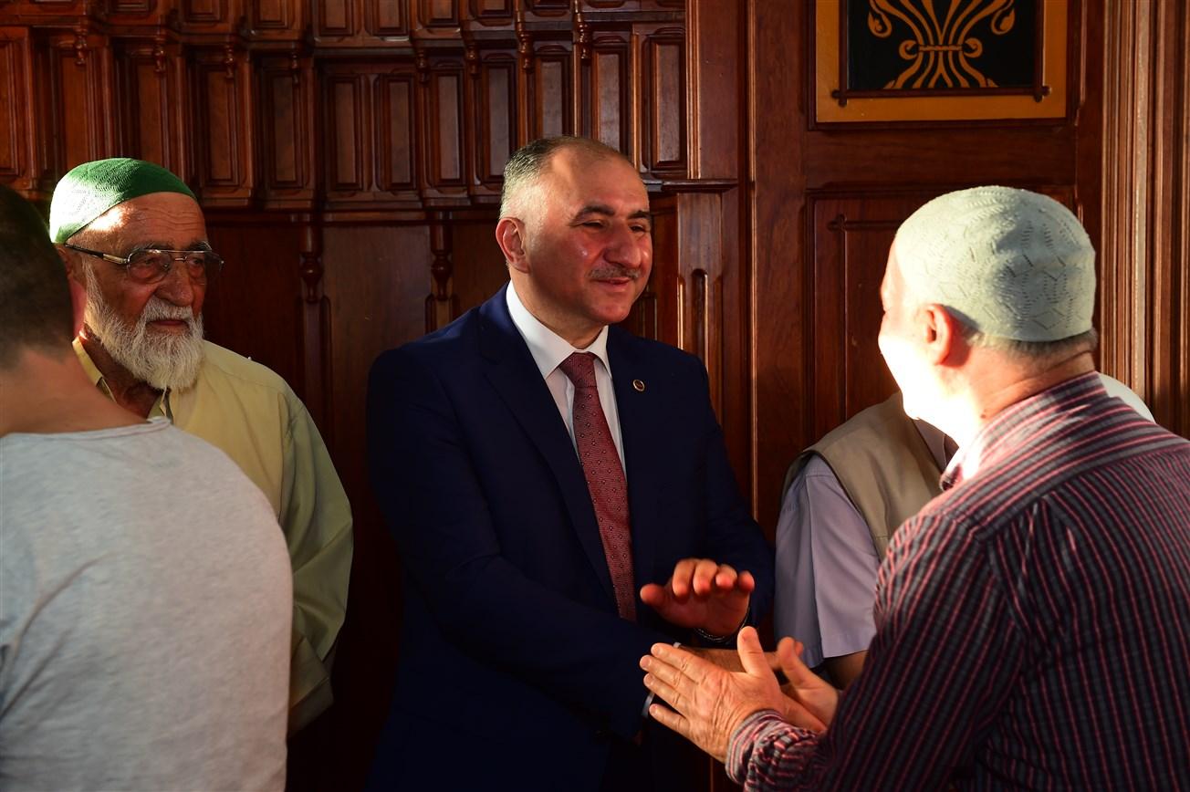 BAŞKAN ÇAĞLAYAN BAYRAM NAMAZI SONRASI VATANDAŞLARLA BAYRAMLAŞTI 