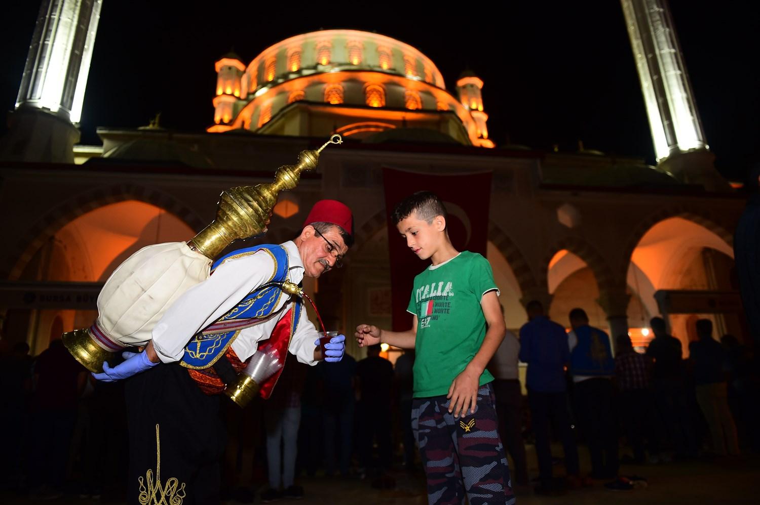 MÜBAREK KADİR GECESİ'NDE GÖNÜLLER BİRLEŞTİ 