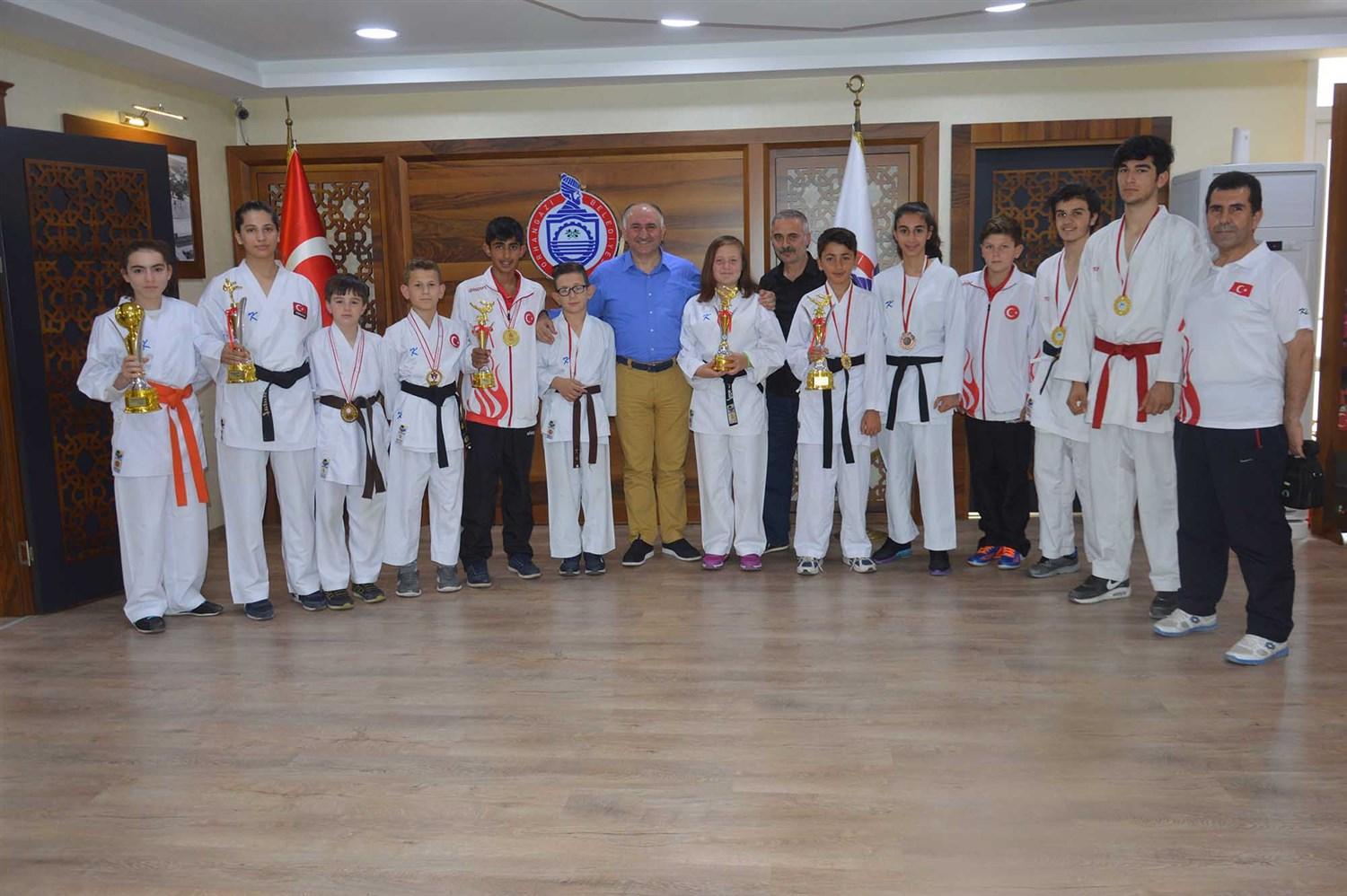 BAŞKAN ÇAĞLAYAN ŞAMPİYON KARATECİLERİ AĞIRLADI 