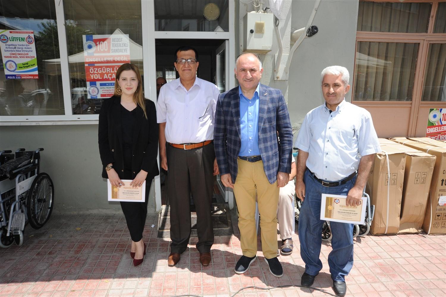 ENGELLERE DEĞİL ÖZGÜRLÜĞE YOL AÇ TEKERLEKLİ SANDALYE KAMPANYASININ TESLİM TÖRENİ YAPILDI 