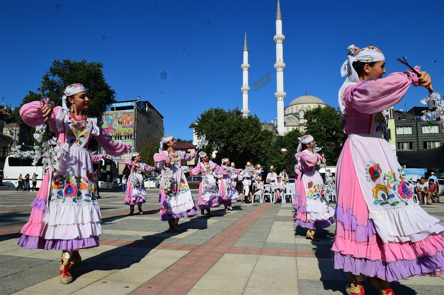 HALKOYUNLARI ŞÖLENİ İZLEYENLERİ MESTETTİ 