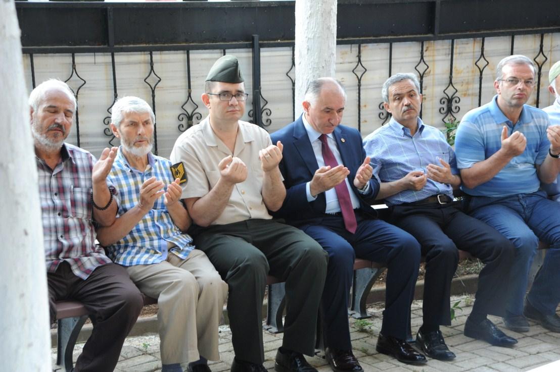 15 TEMMUZ DEMOKRASİ VE MİLLİ BİRLİK GÜNÜ ETKİNLİKLERİ SABAH NAMAZI VE ŞEHİTLİK ZİYARETİ İLE BAŞLADI 