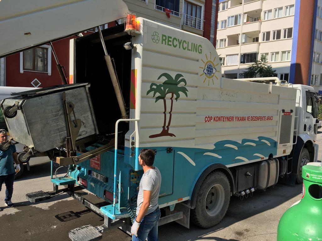 ÇÖP KONTEYNIRLARI DEZENFEKTE EDİLİYOR 