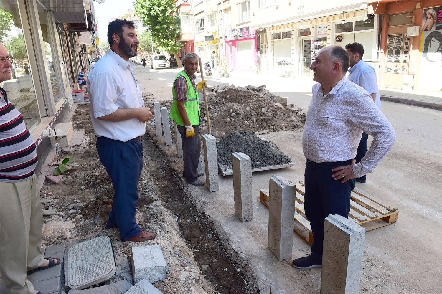 BAŞKAN ÇAĞLAYAN MUSTAFA KEMALPAŞA CADDESİNDE KALDIRIM ÇALIŞMALARINI İNCELEDİ 