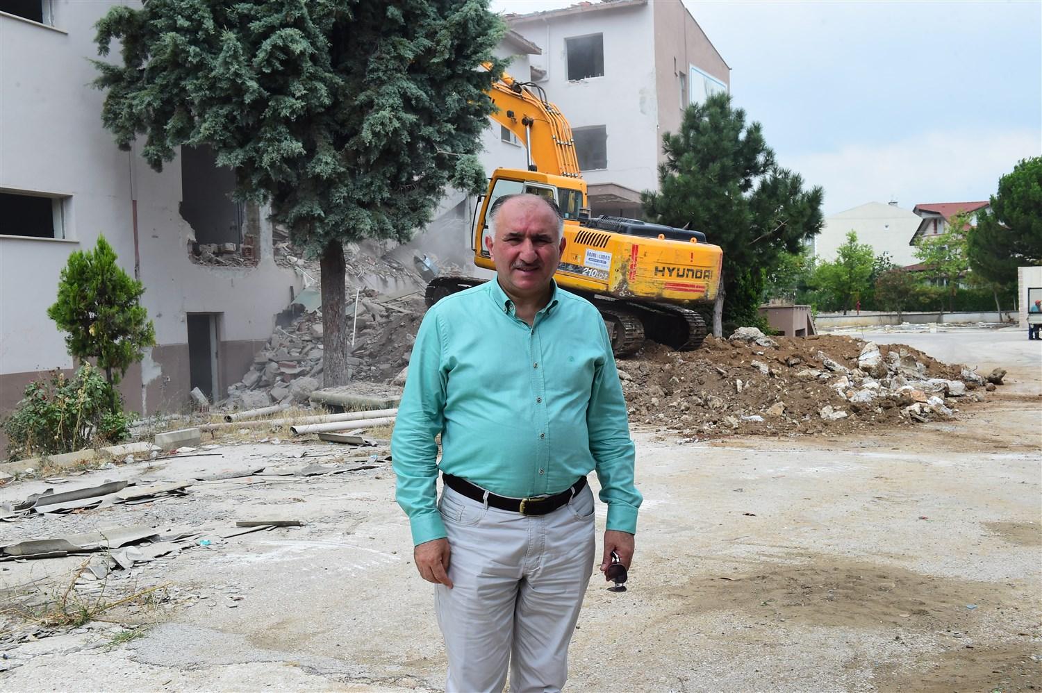 ESKİ HASTANE BİNASINDA YIKIM ÇALIŞMALARI BAŞLADI 