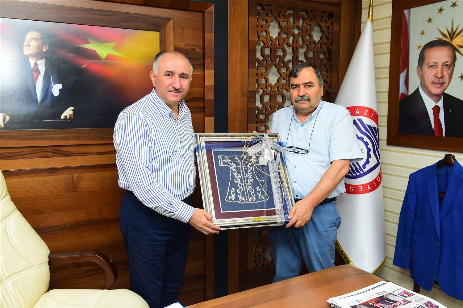 BAŞKAN ÇAĞLAYAN EMEKLİYE AYRILAN AVNİ GADİŞ'İ AĞIRLADI 