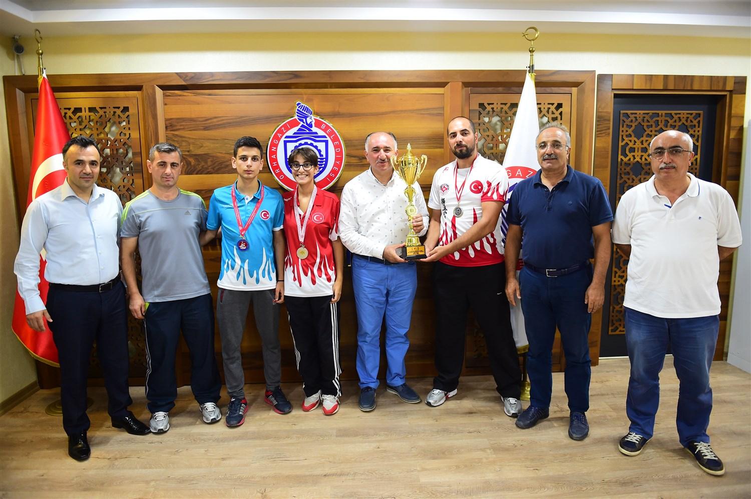 BAŞKAN ÇAĞLAYAN ŞAMPİYONLARI AĞIRLADI 