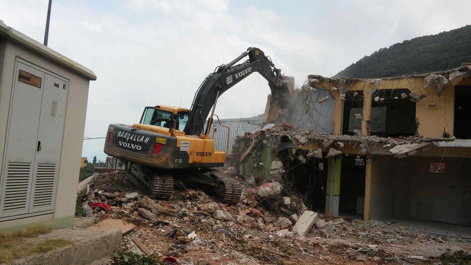 NARLICA'DA ESKİ BELEDİYE BİNASININ YIKIMINA BAŞLANDI 