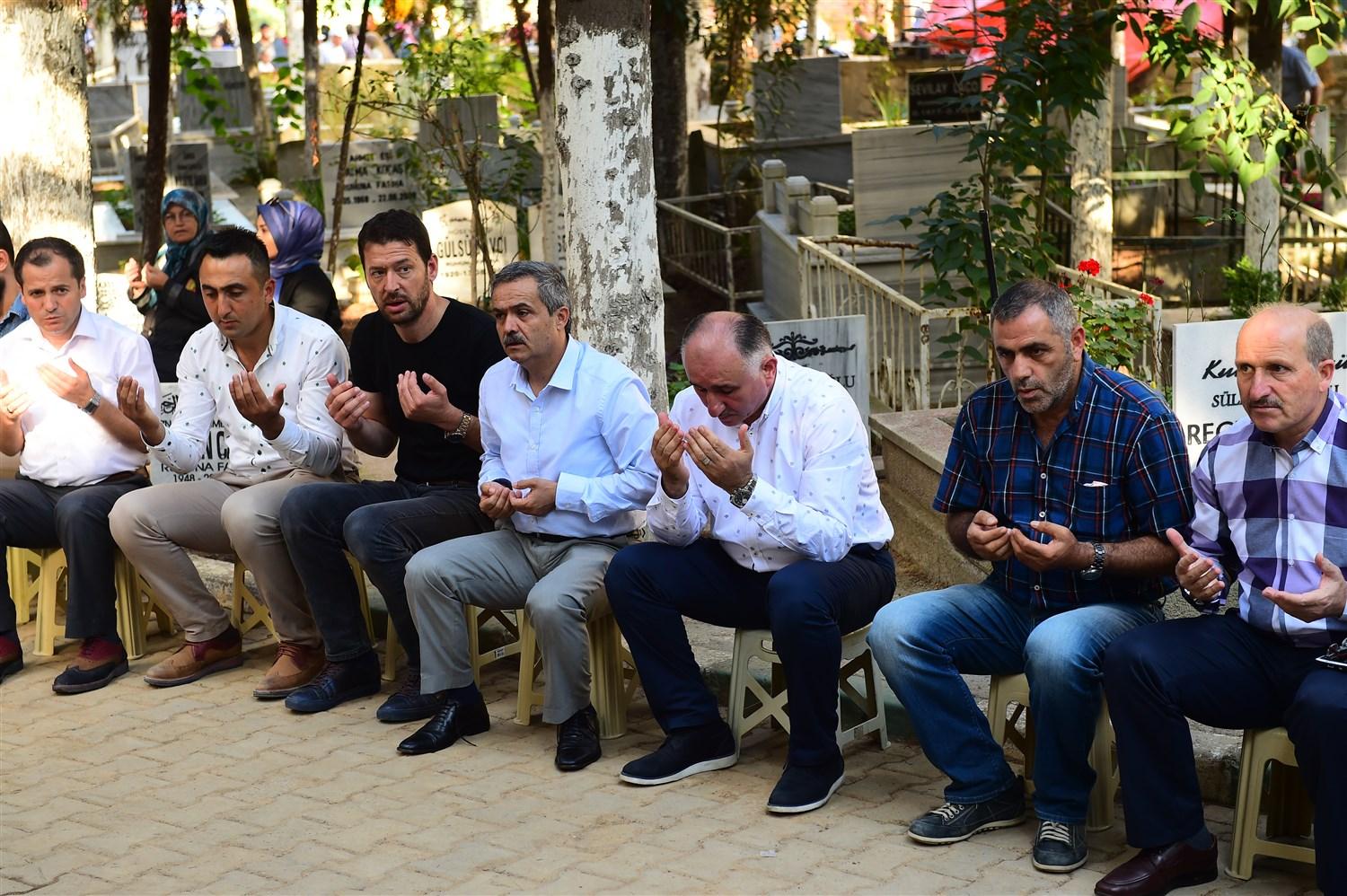 MEZARLIKTA KURAN-I KERİM VE DUA 